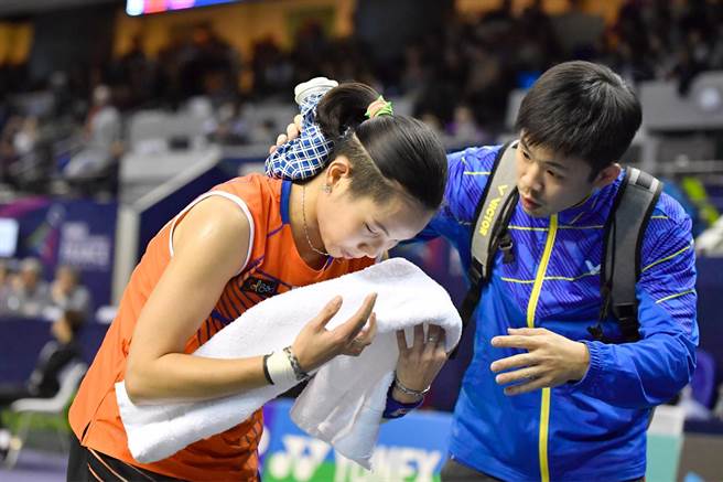 中華隊教練賴建誠（右）趁比賽空檔替戴資穎冰敷。（badminton photo提供）