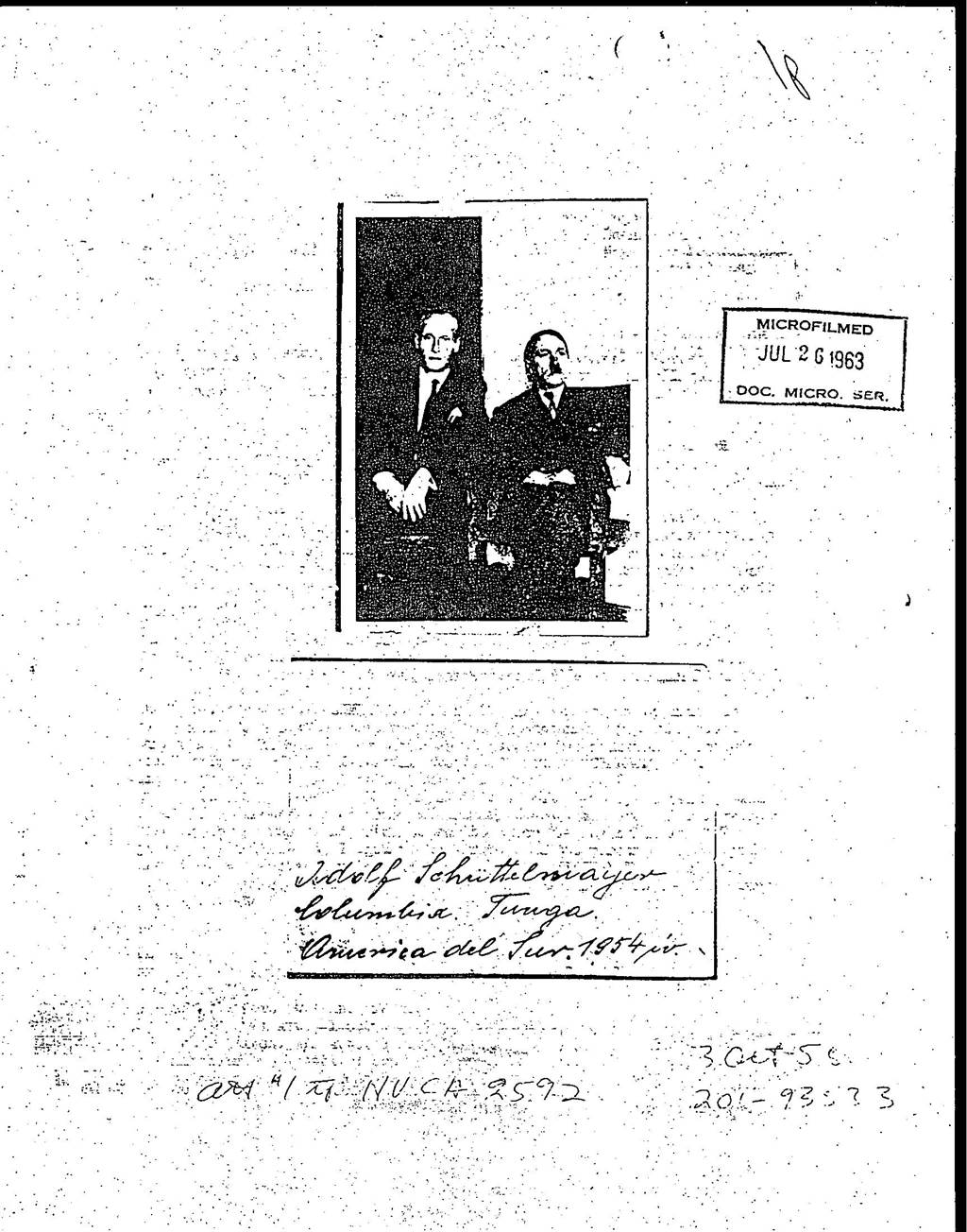 美國CIA解密文件所附照片，右邊名叫阿道夫．施瑞特馬約（Adolf Schrittelmayor）的男子，酷似希特勒。（CIA解密照片）