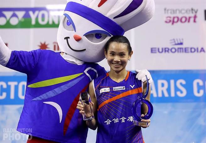 戴資穎領取獎盃後，與法國超羽賽吉祥物開心合照。（badminton photo提供）