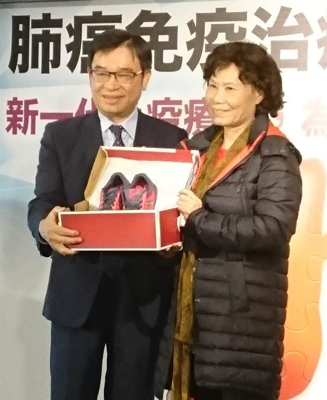 肺癌患者鄭媽媽（右）收到新光醫院醫師高尚志（左）贈送的運動鞋，她想穿著鞋子「趴趴走」！（陳志祥攝）