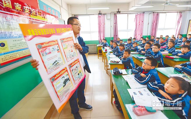 4月13日，一名律師在河北為小學生講解法律知識。（新華社）