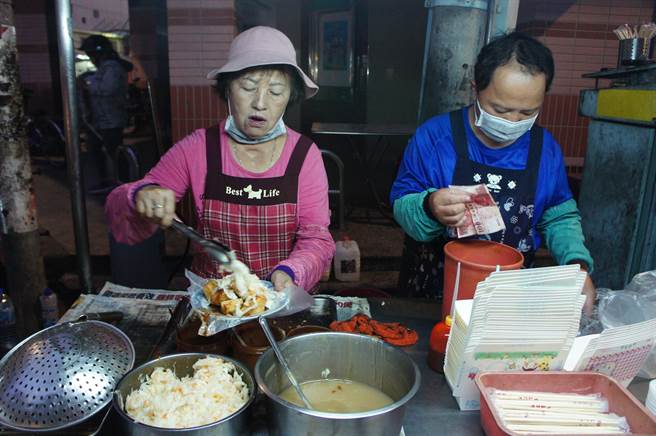 林姓老闆娘（左）在古坑郵局賣臭豆腐已20年，口碑就是名字，兒子（右）傳承她的好手藝與大方。（周麗蘭攝）