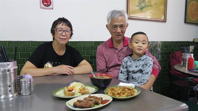 員林市多福棧傳統小吃負責人蕭金德（右）與妻子用心製作的臭豆腐、豬血湯，和各式炸物料理，美味、平價，贏得許多饕客的心。（謝瓊雲攝）