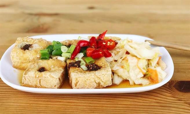 新竹市東大路臭豆腐雖開業僅4年，但已成市府機關周邊最熱門的小吃之一。（陳育賢攝）