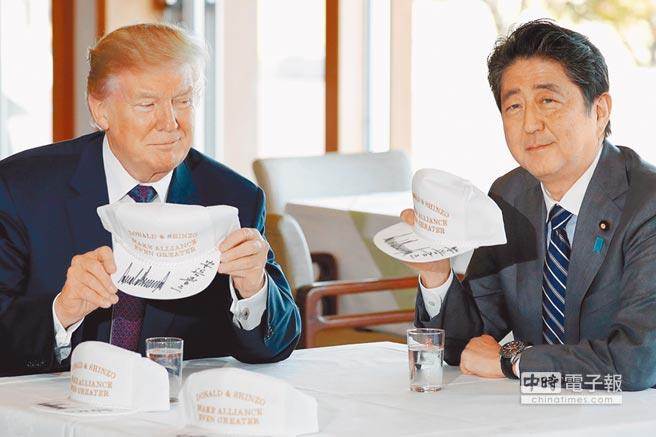 美国总统川普(左)昨(5日)抵达日本，会见日本首相安倍晋三(右)。(图／路透)