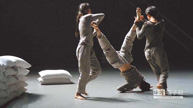 中國編舞家古佳妮作品《插銷》，挑戰肢體極限，以人體脆弱頸部作為舞蹈元素。（國家兩廳院提供）