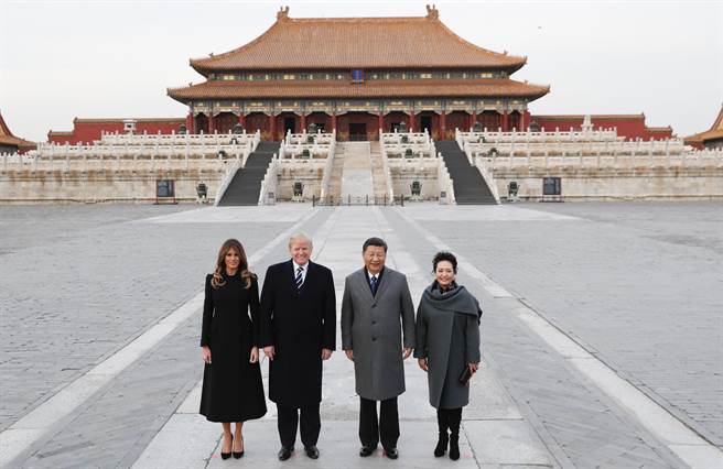 習近平和彭麗媛陪同川普與梅蘭妮亞參觀故宮博物院，並在太和殿廣場合影。（圖／中新社）