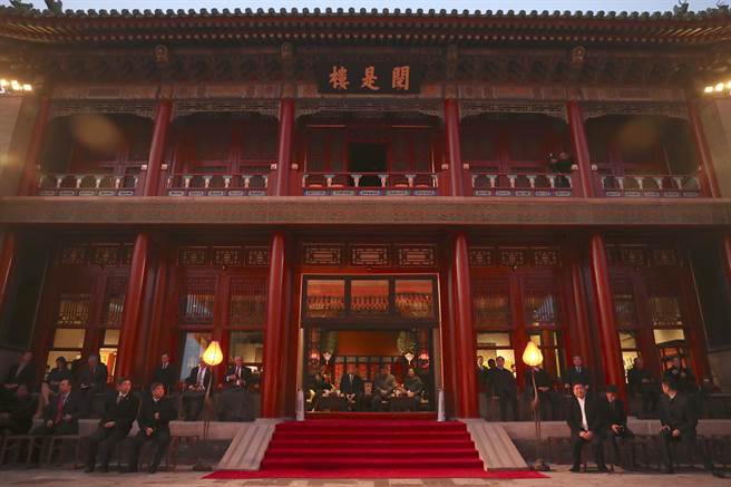 图中是畅音阁正前方的阅是楼，今日主客川普夫妇与东道主习近平夫妇坐在此观赏京剧，这栋建筑当年是太后、皇帝、后妃、皇子等人观戏之处，旁边的厢廊则是王公大臣陪观的位置。（图／美联社）