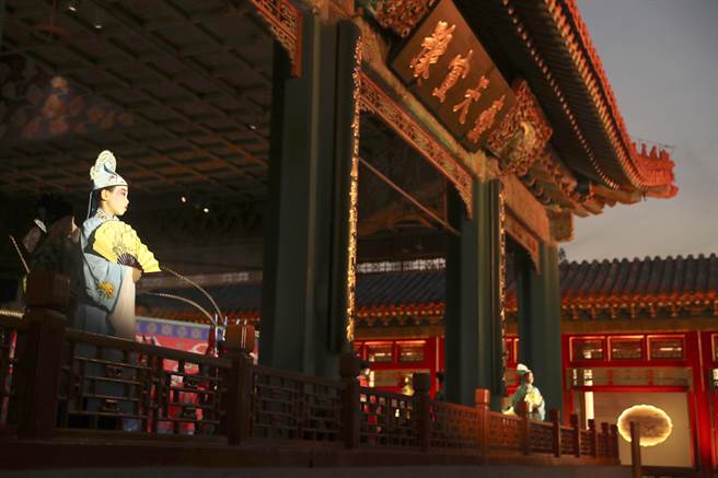 畅音阁有上、中、下共三层，层与层之间有各种演出用的机关道具，最底下一层有个牌匾题有「壶天宣豫」四字，意指在这空间里可以容纳天地世间所有欢乐，典故出自《后汉书》。（图／美联社）