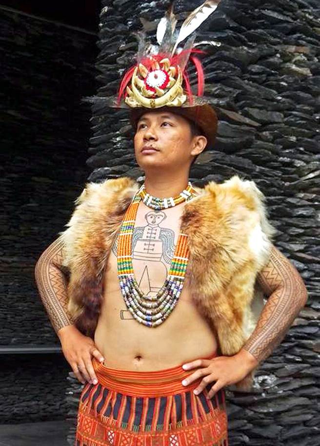愈來愈多排灣族年輕人將祖先的印記紋在身上，保存傳統刺紋文化。（潘建志攝）