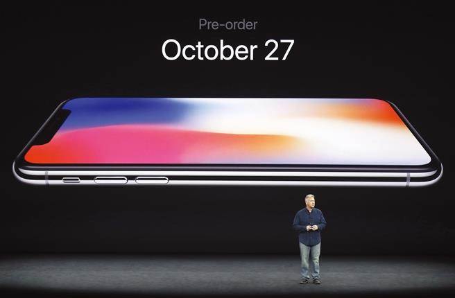 蘋果推出iPhone X，企圖再次定義未來10年智慧型手機技術、稱霸市場10年。(美聯社)