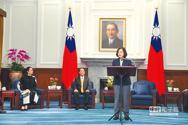 總統蔡英文（右）13日在總統府接見我APEC經濟領袖會議代表團與台灣APEC領袖代表宋楚瑜（左2）、女兒宋鎮邁（左）。（中央社）