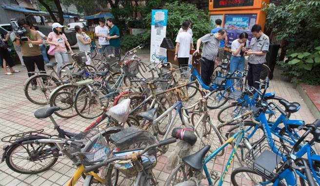 中國共享單車亂象頻傳，小藍單車驚傳解散。(圖右為小藍單車/中新社資料照)