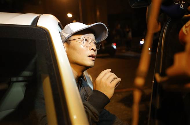 庆富猎雷舰案持续延烧，庆富造船副董事长陈伟志（中）16日晚间前往復兴派出所报到。（王锦河摄）