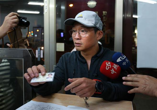 庆富造船副董事长陈伟志（中）面对媒体询问是否跟父亲陈庆男去澳门赌博欠债，他连续说了4次「绝对没有」。（王锦河摄）