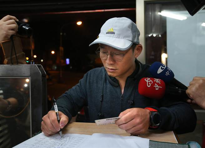 庆富造船副董事长陈伟志（中）面对媒体询问是否跟父亲陈庆男去澳门赌博欠债，他连续说了4次「绝对没有」。（王锦河摄）