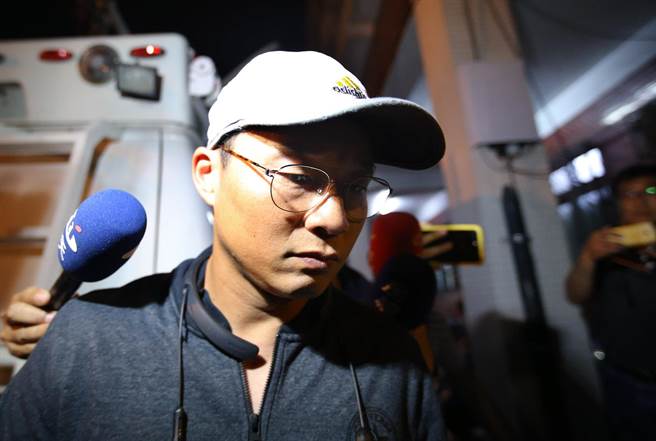 庆富造船副董事长陈伟志（中）面对媒体询问庆富承接吐瓦鲁2艘渔船订单私贷3千万问题，对此陈伟志不予回应。（王锦河摄）