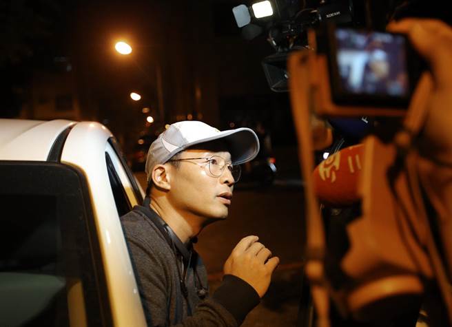 庆富造船副董事长陈伟志（中）面对媒体询问庆富承接吐瓦鲁2艘渔船订单私贷3千万问题，对此陈伟志不予回应。（王锦河摄）