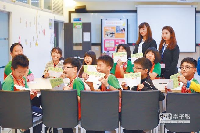 健行科大財務金融系師生，規畫實習銀行教導學童理財相關概念。（健行科大提供）