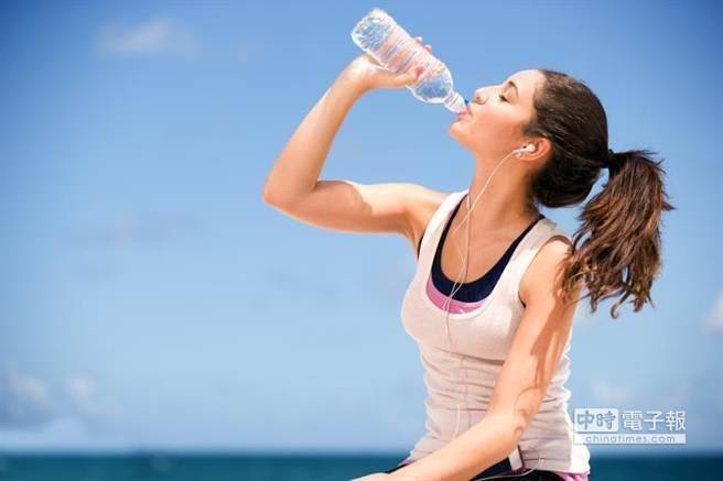 每天多喝一到三杯水真的有助減肥嗎？(示意圖/資料照)