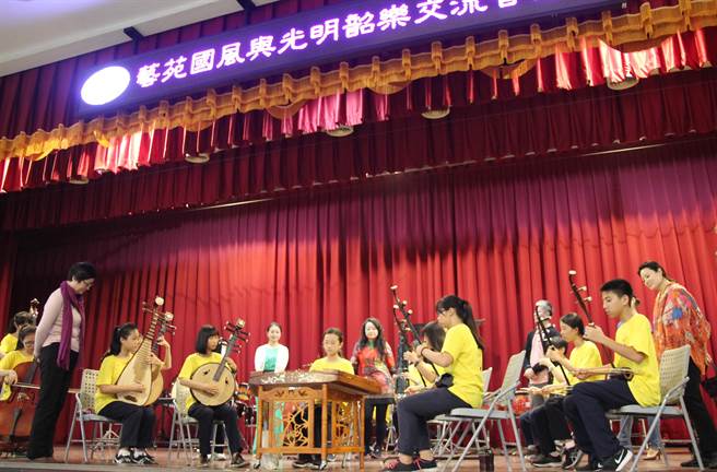 中国大陆「艺苑国风」艺术家小组参访光明国中国乐团，艺术大师与小小国乐家们互动交流。（陈淑芬摄）