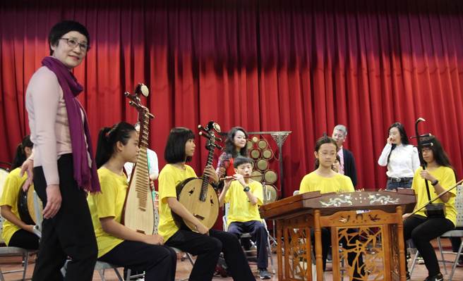 中国大陆「艺苑国风」艺术家小组吴玉霞（左1）是着名的国家级琵琶演奏家，她特地关心乐团的琵琶演奏。（陈淑芬摄）