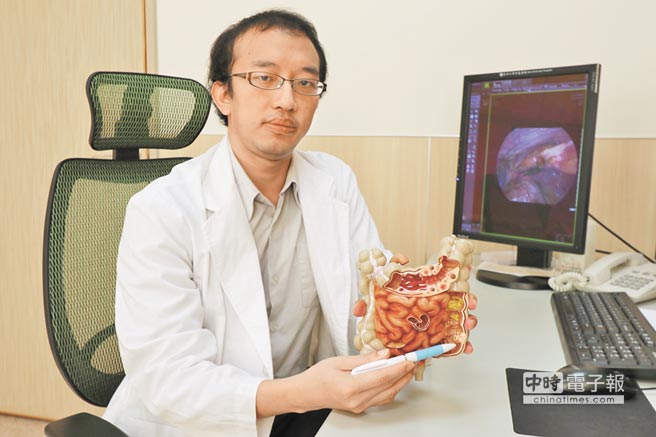 亞大醫院大腸直腸外科主治醫師林敬淳指出，大腸癌初期症狀不明顯，有腸道發炎情況應留意。（林欣儀攝）