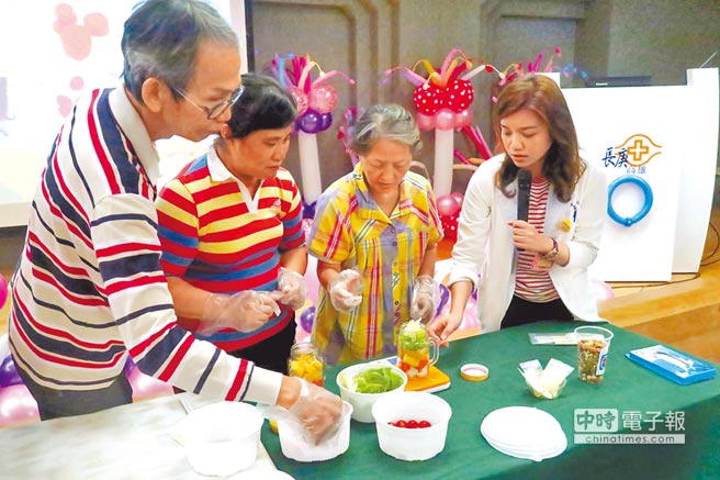 106年世界糖尿病日，營養師（右一）帶領糖友一起動手做沙拉罐。（呂素麗攝）