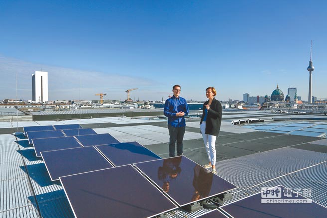 柏林能源局大樓屋頂上安裝大量太陽能板，提供大樓的用電。（鄧博仁攝）
