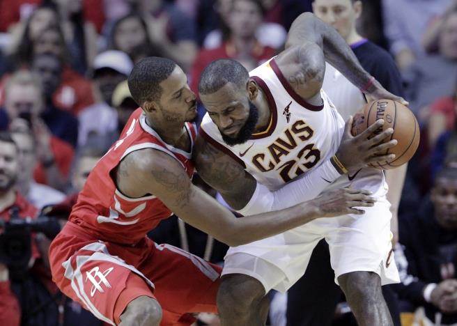 骑士詹姆斯(右)持球对抗火箭阿里查。(美联社)