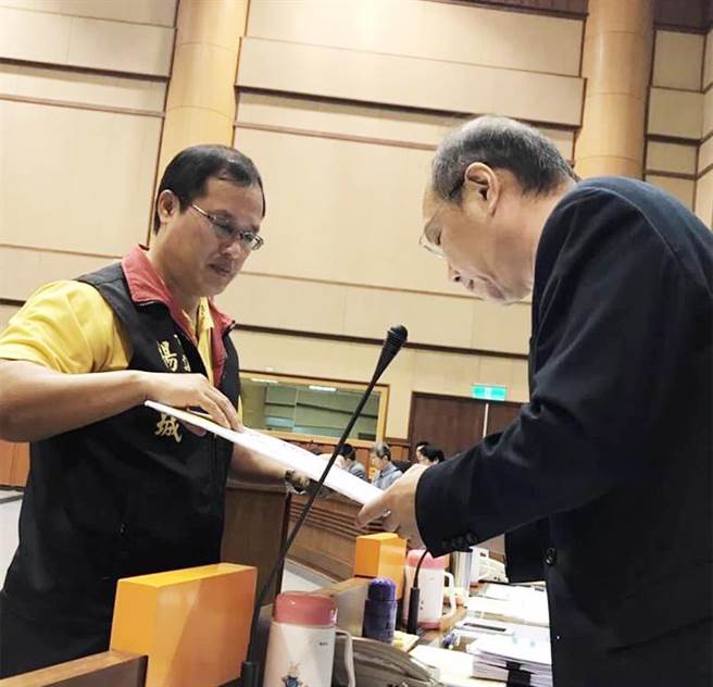 基隆市议员杨石城邀请市长林右昌与局长连署零毒品诉求。图/民国党提供