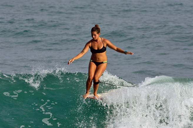 Chloe Calmon在台東金樽海邊，恣意展現曼妙的身材及精湛的衝浪技術。（莊哲權攝）