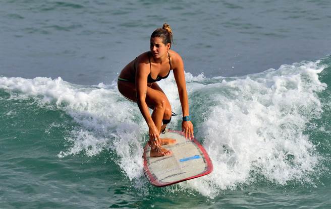 Chloe Calmon在台東金樽海邊，恣意展現曼妙的身材及精湛的衝浪技術。（莊哲權攝）