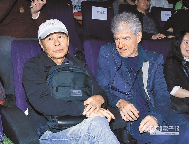 侯孝賢（左）昨出席金馬電影學院結業典禮，勉勵學子認真拍電影，右為杜可風。（盧禕祺攝）
