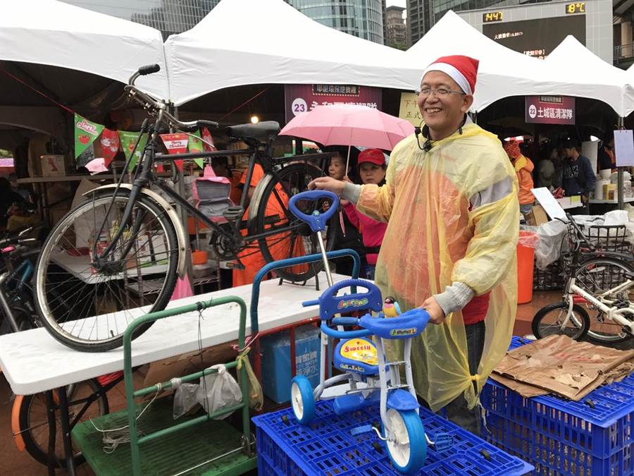 二手物攤位中也有罕有的復古腳踏車吸引民眾出價，最後以1800元賣出。（譚宇哲攝）