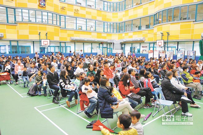 康橋國際學校25日在新竹校區舉辦首場小學部招生說明會，吸引將近400人參加，盛況空前（徐養齡翻攝）。