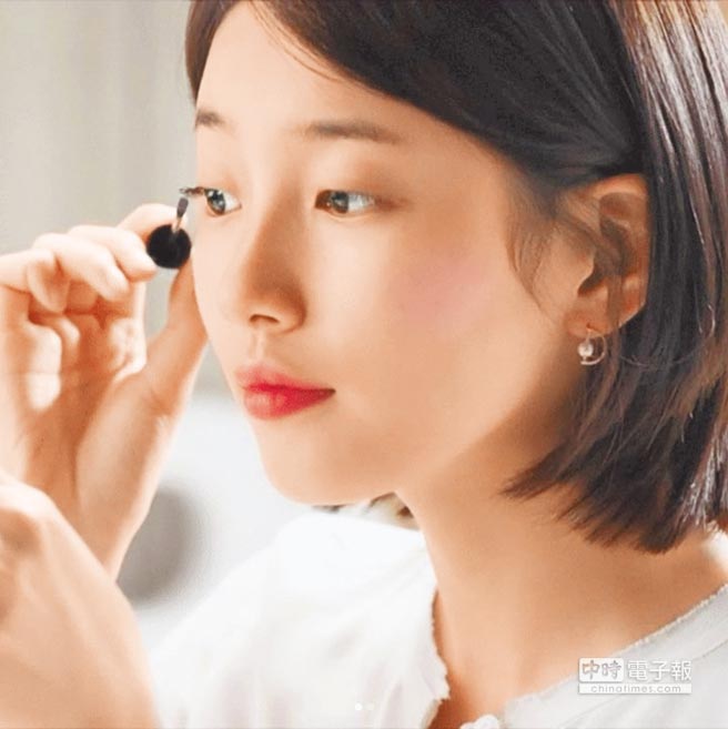 女星秀智在韓劇《當你沉睡時》使用THE FACE SHOP MARVEL系列零死角飛翹雙刷睫毛膏，590元。（翻攝自網路）