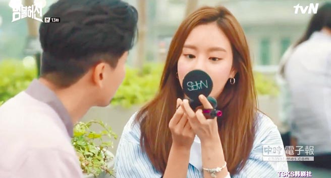 韓劇《名不虛傳》金亞中使用NARS脣彩跟氣墊粉餅。（翻攝自網路）