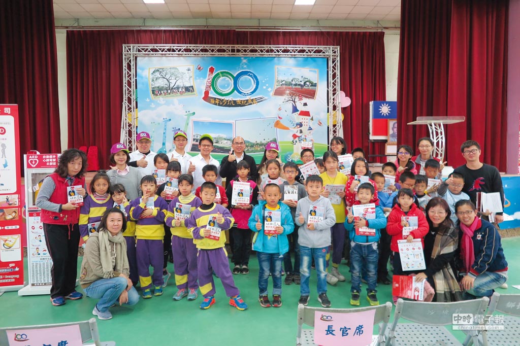 楊嘉俊（後排左三）發起到新竹縣尖石鄉新光國小等四間小學捐贈AED。圖／楊嘉俊提供