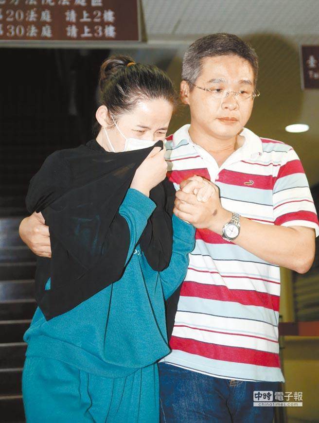 「江梅綺女人徵信」負責人江梅綺(左)，5年前偷拍法院趙姓女科長的性愛光碟，高院判她須賠償30萬元確定。(報系資料照)