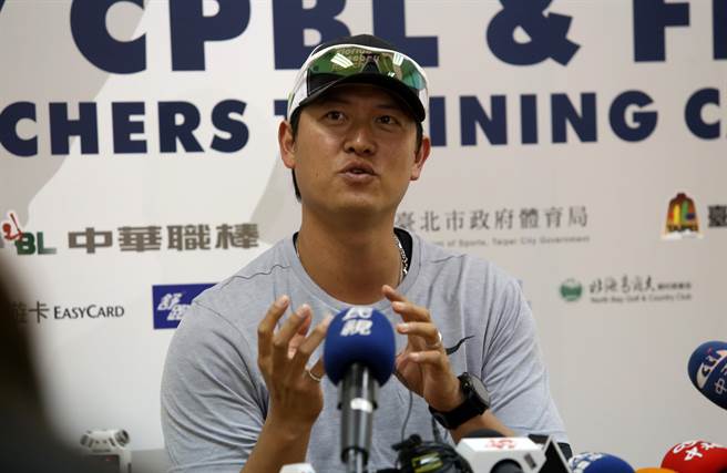 王建民出席棒球訓練營活動，表示還想回大聯盟。(李弘斌攝)