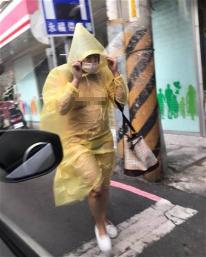 一名雨衣裸女在新北市三重逛大街，遭路過民眾拍下PO網。(圖／翻攝臉書爆料公社)