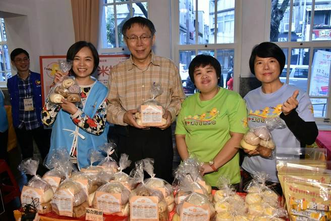 台北市长柯文哲（左二）参观身障朋友亲手制作的爱心馒头。（台北市政府提供）
