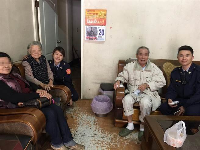 「警界徐懷鈺」余珮毓(左三)曾化身尋人達人，幫助75歲老翁找到90歲姐姐。(資料照，(張妍溱翻攝)