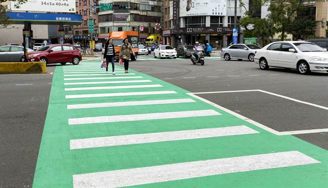 新竹市政府近期將綠園道沿線5處路口斑馬線「換裝」，打造綠白防滑斑馬線，希望強化識別行人路權範圍。（陳育賢攝）