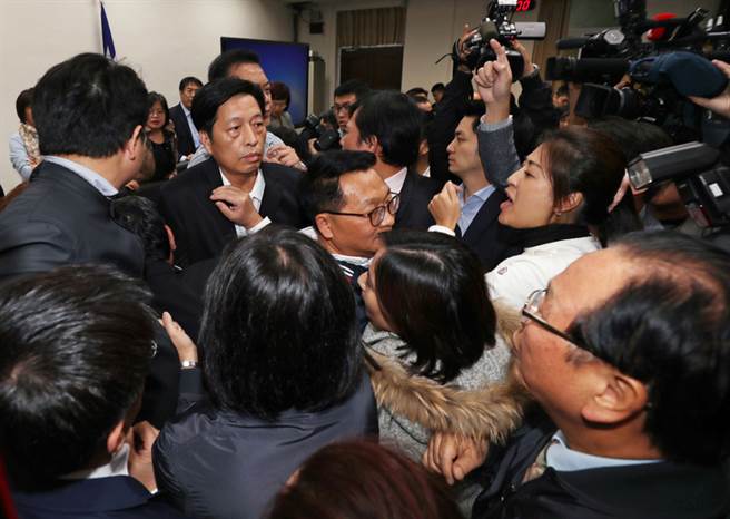 立法院社會福利及衛生環境、經濟委員會4日晚間初審表決通過一例一休再修正的勞動基準法部分條文修正草案，但全案保留送院會協商。在野黨團立委到主席台前抗議，遭民進黨籍立委以人牆阻擋。(中央社)