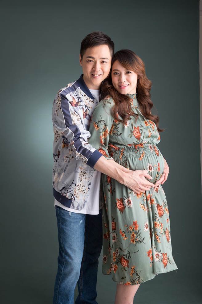 宋达民夫妻很恩爱。（《婴儿与母亲》杂志提供）