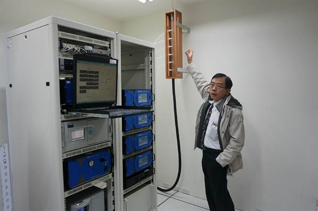环保署监资处长张顺钦说明监测仪器的功能。（图／环保署提供）