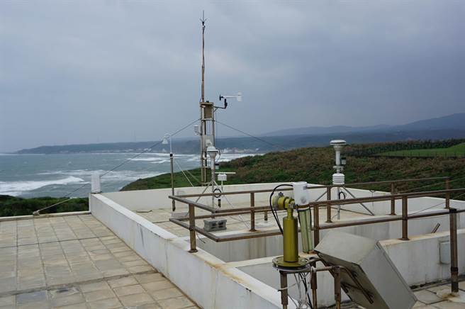 环保署新设的富贵角测站相关设施。（图／环保署提供）