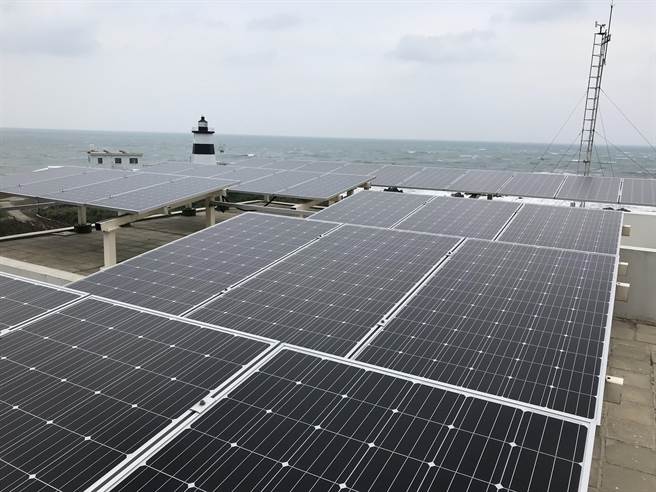 富贵角测站屋顶设置太阳能板供应测站仪器所需电力。（图／环保署提供）